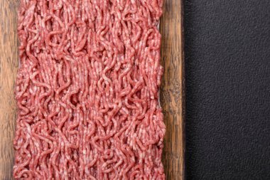 Beton kaplamalı, tuzlu ve baharatlı taze öğütülmüş et.