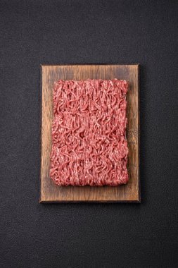 Beton kaplamalı, tuzlu ve baharatlı taze öğütülmüş et.