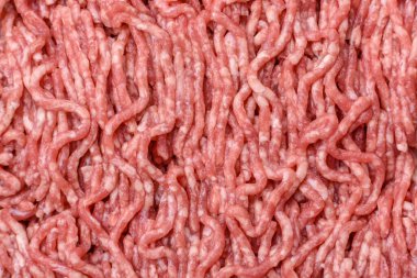 Beton kaplamalı, tuzlu ve baharatlı taze öğütülmüş et.