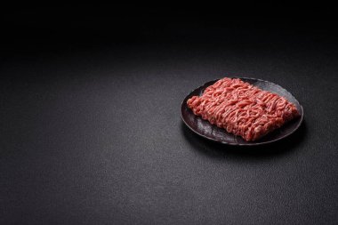 Beton kaplamalı, tuzlu ve baharatlı taze öğütülmüş et.