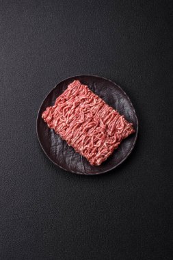 Beton kaplamalı, tuzlu ve baharatlı taze öğütülmüş et.