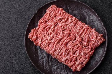 Beton kaplamalı, tuzlu ve baharatlı taze öğütülmüş et.