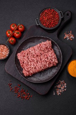 Beton kaplamalı, tuzlu ve baharatlı taze öğütülmüş et.