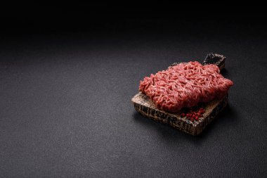 Beton kaplamalı, tuzlu ve baharatlı taze öğütülmüş et.