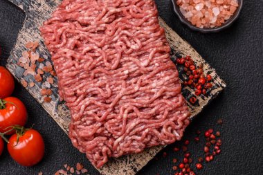 Beton kaplamalı, tuzlu ve baharatlı taze öğütülmüş et.