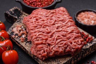 Beton kaplamalı, tuzlu ve baharatlı taze öğütülmüş et.