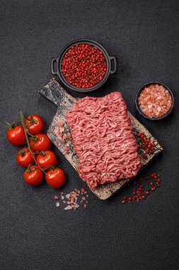 Beton kaplamalı, tuzlu ve baharatlı taze öğütülmüş et.