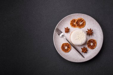 Böğürtlenli yuvarlak turta, Noel desenli beyaz çikolata kaplı.