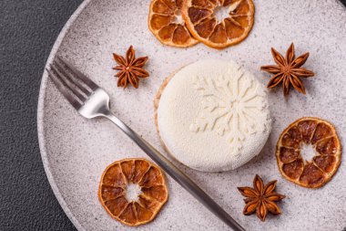 Böğürtlenli yuvarlak turta, Noel desenli beyaz çikolata kaplı.