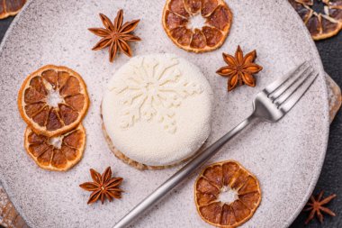 Böğürtlenli yuvarlak turta, Noel desenli beyaz çikolata kaplı.