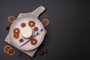 Böğürtlenli yuvarlak turta, Noel desenli beyaz çikolata kaplı.