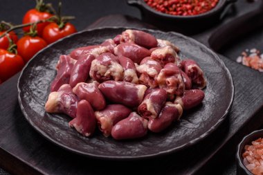 Tuzlu, baharatlı ve çimento kaplı çiğ tavuk kalbi.