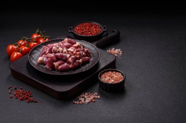 Tuzlu, baharatlı ve çimento kaplı çiğ tavuk kalbi.