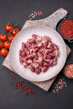 Tuzlu, baharatlı ve çimento kaplı çiğ tavuk kalbi.