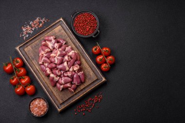 Tuzlu, baharatlı ve çimento kaplı çiğ tavuk kalbi.