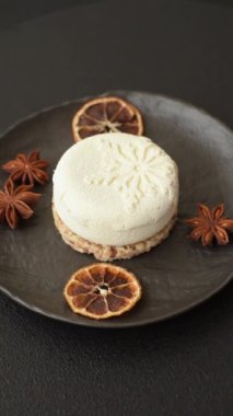 Böğürtlenli yuvarlak turta, Noel desenli beyaz çikolata kaplı.