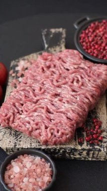 Beton kaplamalı, tuzlu ve baharatlı taze öğütülmüş et.