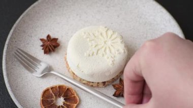 Böğürtlenli yuvarlak turta, Noel desenli beyaz çikolata kaplı.