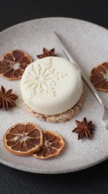 Böğürtlenli yuvarlak turta, Noel desenli beyaz çikolata kaplı.