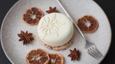 Böğürtlenli yuvarlak turta, Noel desenli beyaz çikolata kaplı.