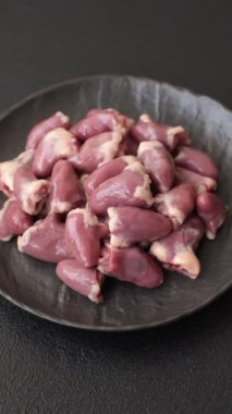 Tuzlu, baharatlı ve çimento kaplı çiğ tavuk kalbi.
