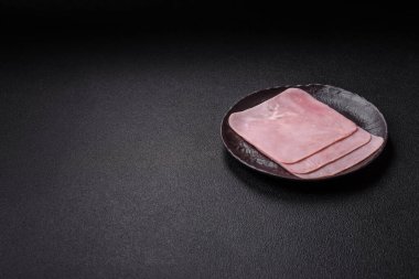 Jambon, sağlıklı bir kahvaltı için lezzetli sandviçler yapmak için dilimlere bölünmüş.