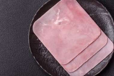 Jambon, sağlıklı bir kahvaltı için lezzetli sandviçler yapmak için dilimlere bölünmüş.