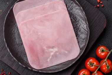 Jambon, sağlıklı bir kahvaltı için lezzetli sandviçler yapmak için dilimlere bölünmüş.