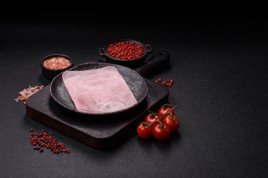 Jambon, sağlıklı bir kahvaltı için lezzetli sandviçler yapmak için dilimlere bölünmüş.