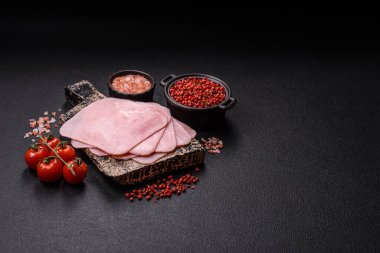 Jambon, sağlıklı bir kahvaltı için lezzetli sandviçler yapmak için dilimlere bölünmüş.