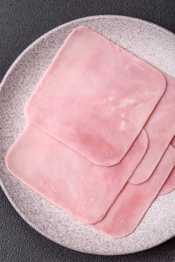 Jambon, sağlıklı bir kahvaltı için lezzetli sandviçler yapmak için dilimlere bölünmüş.