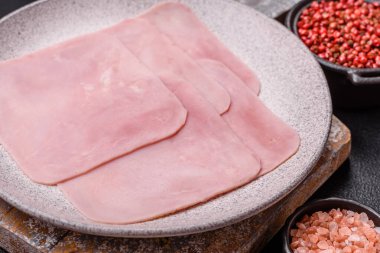 Jambon, sağlıklı bir kahvaltı için lezzetli sandviçler yapmak için dilimlere bölünmüş.