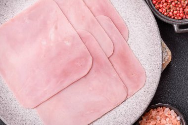 Jambon, sağlıklı bir kahvaltı için lezzetli sandviçler yapmak için dilimlere bölünmüş.