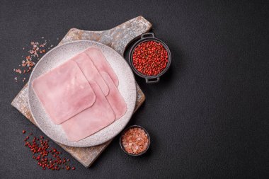 Jambon, sağlıklı bir kahvaltı için lezzetli sandviçler yapmak için dilimlere bölünmüş.