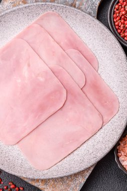 Jambon, sağlıklı bir kahvaltı için lezzetli sandviçler yapmak için dilimlere bölünmüş.