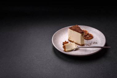 Koyu beton arka planda doğranmış çikolata serpiştirilmiş tatlı cheesecake.