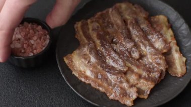 Tuz, baharat ve çimento kaplı kızarmış domuz pastırması.