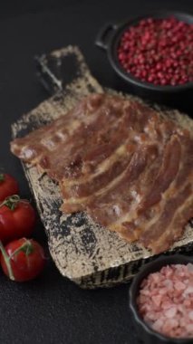 Tuz, baharat ve çimento kaplı kızarmış domuz pastırması.