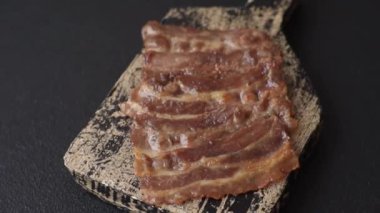 Tuz, baharat ve çimento kaplı kızarmış domuz pastırması.