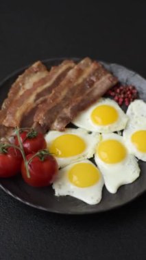 Yağda yumurta, domuz pastırması ve domatesli, tuzlu, baharatlı ve otlu nefis bir kahvaltı.