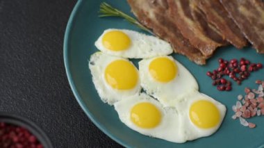 Yağda yumurta, domuz pastırması ve domatesli, tuzlu, baharatlı ve otlu nefis bir kahvaltı.