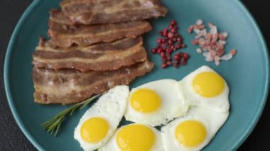 Yağda yumurta, domuz pastırması ve domatesli, tuzlu, baharatlı ve otlu nefis bir kahvaltı.