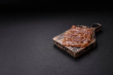 Tuz, baharat ve çimento kaplı kızarmış domuz pastırması.