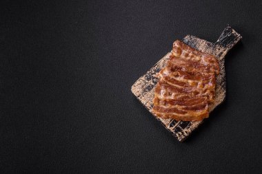 Tuz, baharat ve çimento kaplı kızarmış domuz pastırması.