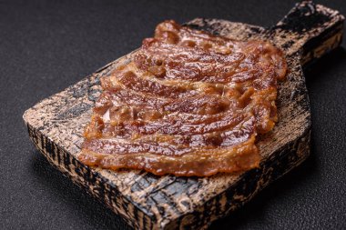 Tuz, baharat ve çimento kaplı kızarmış domuz pastırması.