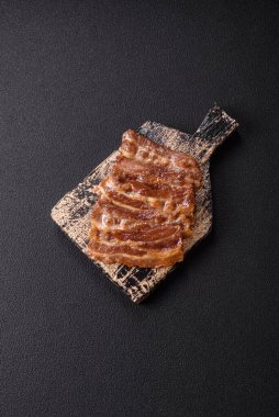 Tuz, baharat ve çimento kaplı kızarmış domuz pastırması.