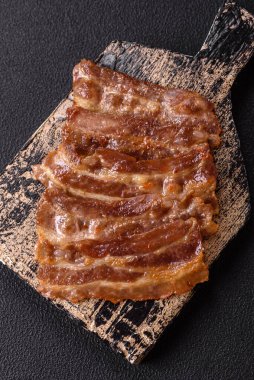 Tuz, baharat ve çimento kaplı kızarmış domuz pastırması.