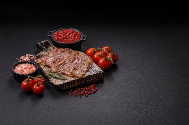 Tuz, baharat ve çimento kaplı kızarmış domuz pastırması.