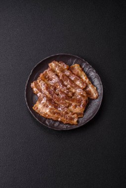 Tuz, baharat ve çimento kaplı kızarmış domuz pastırması.