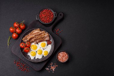 Yağda yumurta, domuz pastırması ve domatesli, tuzlu, baharatlı ve otlu nefis bir kahvaltı.